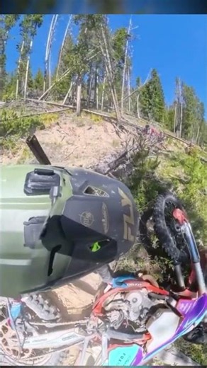 Байкеры чуть не угадили в западню в лесу! 🏍️🌲