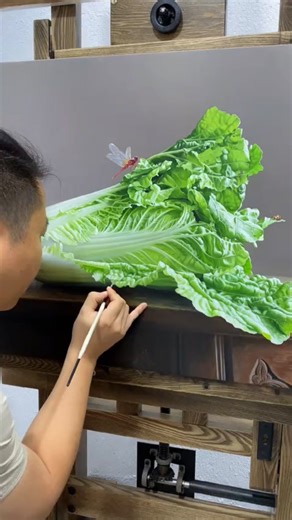 Art Vibes Universe on Instagram: "✨ Hyperrealism at its Finest ✨ Every brushstroke in these paintings pushes the boundary between art and reality. From the crisp veins of leafy greens to the glistening segments of citrus and the rich textures of steaming noodle bowls, this artist transforms everyday foods into breathtaking lifelike scenes. Their patience, precision, and mastery of light and texture make each piece feel almost touchable a stunning fusion of skill and imagination that turns simple