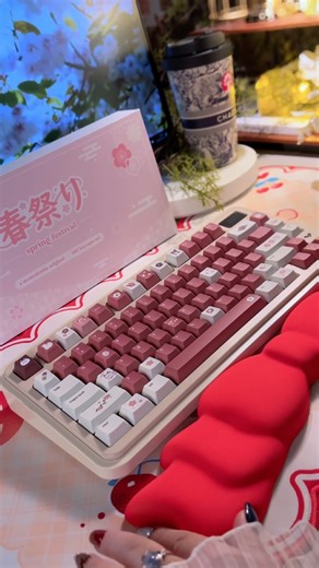 strawberryjam1986 | 🍒 @geekshareplus Cherry Kitty Mouse Pad with the Wrist Rest 🍒 @momokeebs Keycaps set 🍒 rich75 aluminum mechanical keyboard 🍒... | Instagram