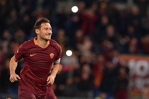 All'Olimpico l'ultimo atto di una carriera leggendaria. L'addio di Francesco Totti alla sua Roma e al calcio giocato. Indovinate un po' contro chi segnò il suo primo gol in serie A? | FoggiaToday