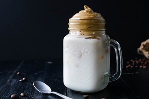 Cómo hacer Dalgona coffee, el café más refrescante que arrasa en las redes sociales (con vídeo incluido)