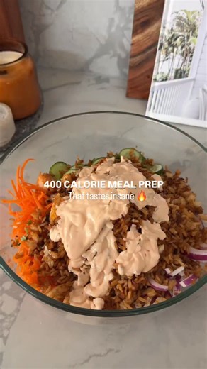 Nikki | Nutrition & Business Coach on Instagram: "THIS Bang Bang Crispy Rice Chicken Tender Bowl is only 400 calories per serve 😍 Best thing I’ve ever eaten and I can’t wait to have it for the next 4 days for lunch! 🥰 If you want meal prep that doesn’t suck, this is IT 🔥 Full recipe (serves 4) Thai Sweet Chilli Sauce Light – Ayam: 24 mL Whole Egg Light Mayo – Praise: 60 g All Natural Greek Yoghurt – Farmers Union: 60 g Red Onion: 35 g Sweet Chilli Tenders – Coles: 300 g Tamari: 20 g Chilli Oi