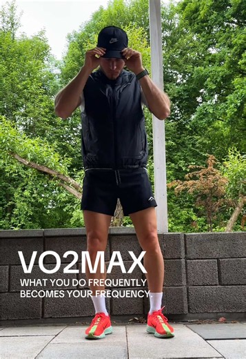 How I train my VO2 max! 🏃‍♂️💨 What you do frequently becomes your frequency. ⚡️ If you want to take your fitness to the next level, just going for a casual jog isn't going to cut it. You have to show your body what it’s capable of. VO2 max is your body’s maximum oxygen uptake. In short: it’s the most important metric for your aerobic fitness and endurance. The higher the number, the more efficiently your cardiovascular system works, the longer it takes for fatigue to set in, and the faster you