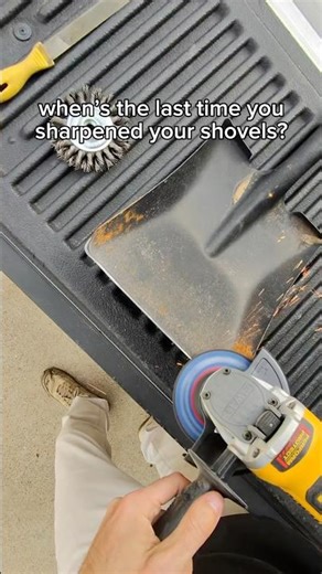 Sharpening shovel with flap disc / angle grinder