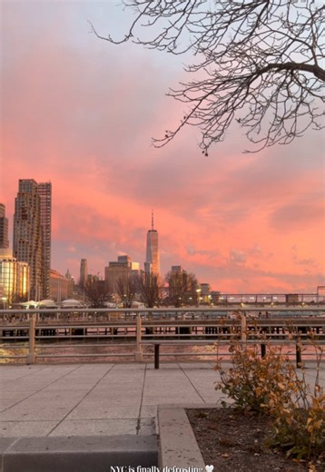 First 60 degree day in a while has me feeling so excited for springtime in the city 🌷☺️🤍 #nyc #sunset #wsh #spring #newyork