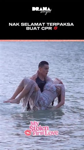 Berguna juga la Mikael pernah jadi Ketua St John Ambulance. Pandai buat CPR untuk selamatkan Mel! 💋 ▶️#MyStolenFirstLove ->Setiap Jumaat & Sabtu , 9:00 Malam Di TV3! Korang boleh juga strim #MyStolenFirstLove di Tonton! @aniqdurar sebagai Mikael @sofiadendroff sebagai Mel @ijeebster sebagai Reza @wannsahmad_official sebagai Anas @alifhadi sebagai Aizat @zarulumbrella sebagai Papa Zarul @catrionabrianross sebagai Mama Katty @shazabae_ sebagai Damia Dan ramai lagi ! Arahan : @shuhaimilua_director