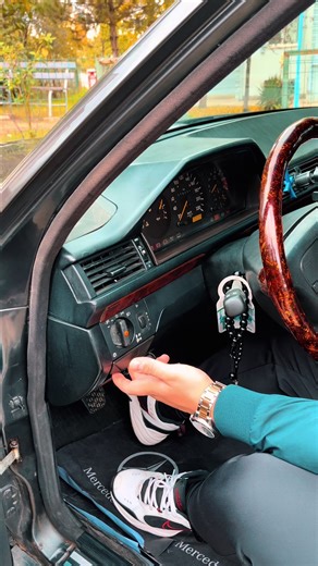 Mercedes-Benz W124: A 1992 Classic Film Review