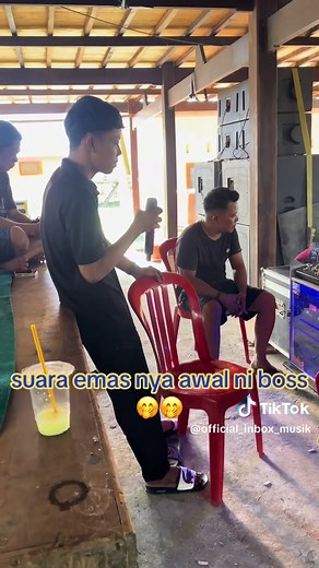 Video Pengamen Bersuara Emas yang Mengagumkan