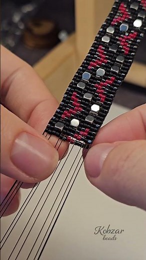 Loom bead weaving with beads of different sizes. The full tutorial is now available on my channel. ✨