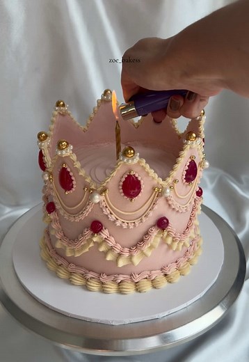 Crown Cake Decorating Tutorial: Easy Buttercream Steps