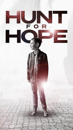 DOCUMENTAL EN BUSCA DE LA ESPERANZA Su nombre es Hunt Valverde, y es hijo de Timothy Valverde, pastor y fundador del movimiento y podcast The 1 Percent @onepercent.work Hunt ha enfrentado una dura batalla contra el retinoblastoma, un raro tumor ocular, durante seis años. Durante este tiempo, tuvo que someterse a la extirpación de un ojo, pero nunca perdió la esperanza ni su fortaleza interior. Su historia se ha convertido en un poderoso símbolo de resiliencia, fe y determinación. En el noveno ep
