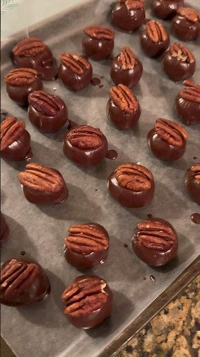 How to Make Bourbon Balls! - A Classic Kentucky Holiday Candy! #bourbon #christmas #desserts