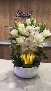 By Musho transforms pollen-free Roselily 🌸 into an exquisite arrangement 💐. Musho incorporates its voluminous double blooms to add fullness and texture ✨ while styling the design with glowing candle holders 🕯️, which beautifully captures both beauty and sophistication 😍. 📦🚚 Verdnatura Roselily - The new pollen free Oriental lily with a pleasant light fragrance. 💪 Excellent vase and pot life 🔬 De Looff Lily Innovation 🇳🇱 🌱 Moermanlilium 🇳🇱 De Jong Flowers BV 🇳🇱 Van Schie 🇳🇱 Zabo 