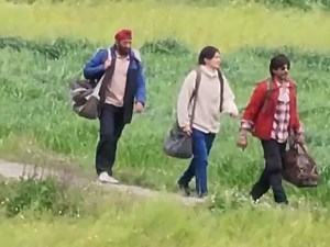 301K views · 2.9K reactions | SRK shooting for rajkumar Hirani’s DUNKI in Sonmarg, Kashmir . Interestingly Salman khan’s Bajrangi Bhaijaan was also shot in the same place. #Shahrukhkhan #Bollywood #Entertainment #Viral #Dunki #Kashmir | Filmymonkey ABP News | Facebook