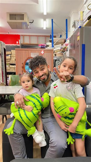 Mayalu Furniture Gift के साथ मख्ख Jana और Jeshma