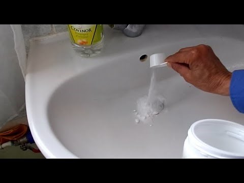comment déboucher un lavabo sans rien démonter (astuce)