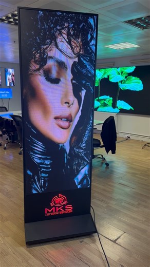 Mks Led Ekran Sistemleri on Instagram: "Ekran Ölçüsü • 192 × 64 cm • Alan: 1,23 m² Görüntü • Piksel aralığı: P2.5 • Çözünürlük: 768 × 256 px • Piksel yoğunluğu: 160.000 px/m² • Parlaklık: 800–1200 nit (Indoor ideal) • Yenileme hızı: ≥ 3840 Hz • Kontrast oranı: ≥ 5000:1 • Görüş açısı: 160° / 160° Teknoloji – GOB • Darbeye dayanıklı yüzey • Toz ve neme karşı ekstra koruma • Piksel kopması riski çok düşüktür • Uzun ömürlü, vitrin ve halka açık alanlar için ideal Elektrik • Maks. güç tüketimi: ~600