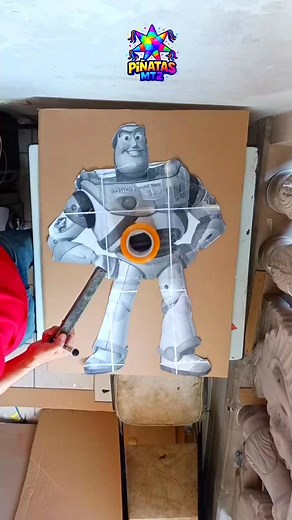 "cómo armar y empapelar una piñata de figura buzz lightyear" #piñatasmtz #piñataspersonalizadas #fblifestyle #piñatascreativas #toystory | Piñatas MTZ
