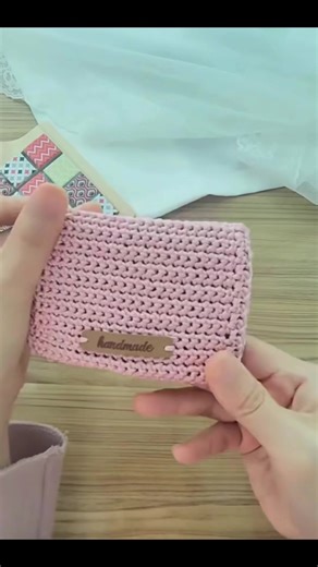 🧶 Tuto crochet On commence par une chaînette de 25 mailles, puis on réalise une petite pochette style porte-cartes en mailles serrées simples. Un projet facile, rapide et idéal pour débutants ✨ #crochet #crochetcreativo
