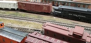 非常逼真的铁路模型 不光火车做的真 车站也很像真的