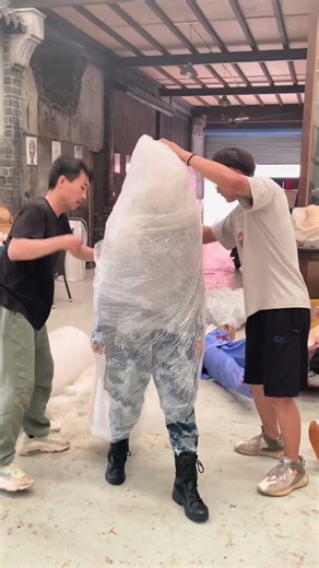 Anti-epidemic female soldier wax figure