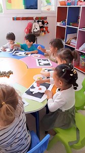 Les petits Schtroumpfs de la petite section en réaliser une activité manuelle sur le thème de l'automne 🧡💛🤎 en créant un écureuil coloré avec des nuances automnales. #crèche_royal_kids | Crèche Royal Kids