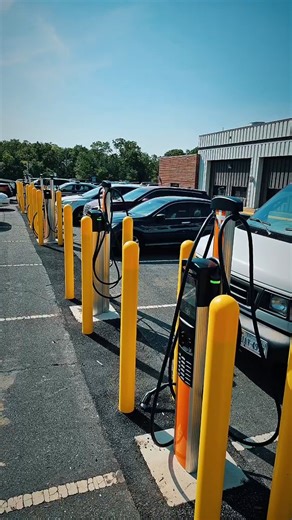 ChargePoint on Instagram: "🚔⚡ Progress on patrol. Big shoutout to Endeavor Electric for installing six ChargePoint CP6000 dual-port chargers to power their local police department’s new EV fleet. This is how communities move forward, sustainably. 🌱🔌 @endeavorelectric"