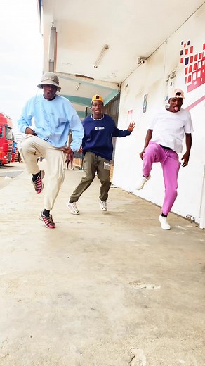 Not a Thursday but we still Throwback ! 😤 Bathini choose mas’khethela 😫 Dc: @mellowfire_ (with a twist 😉) 🎥: @Princee Mpofu @Desh&Mesh __________ #dancechallenge #throwback #fyp #vibes #viral