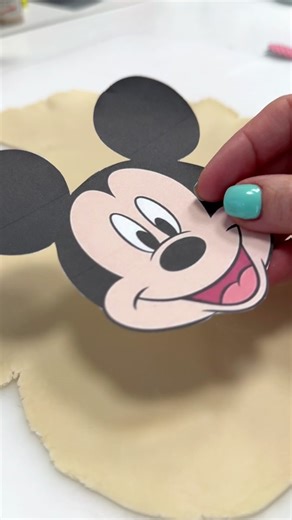 Tutorial para hacer topper de Mickey Mouse en fondant