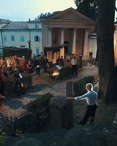 Storie di un delitto irrisolto, messo in scena tra i reperti conservati nel museo dell’antichità dedicato all’archeologo scomparso, location suggestiva per uno spettacolo di #Triestestate ricco di mistero. Come sarà la tua estate? Trieste ti aspetta a braccia aperte! 👉🏻 https://bit.ly/4-monete | Discover Trieste