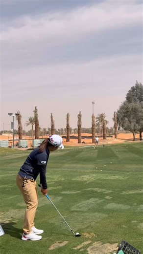 THIS IS INSANE 👀 ⛳️ HOW DO PRO GOLFERS PRACTICE??? #tourpro #golfpractice #drivingrange #golf #golfswing | Sophie Walker
