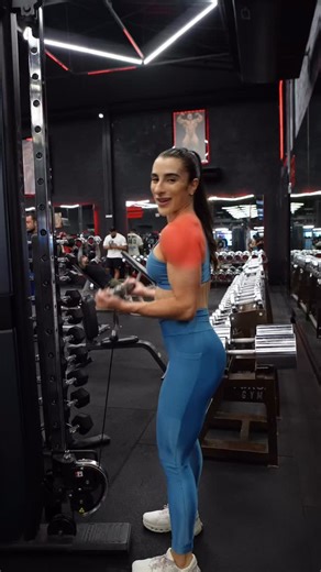 Raquel Benatti Schmitz on Instagram: "Como fazer a rosca direta/bíceps na polia corretamente ✅ ❌ Principais erros: - Projetar o ombro para frente. - Forçar o punho. - Colar os cotovelos na cintura. ✅ Como corrigir: - Encaixe os ombros. - Mantenha os cotovelos alinhados com o ombros. - Foque em movimentar apenas o antebraço. - Se concentre na musculatura do bíceps. - Puxa o ar pra subir e solta o ar pra descer. Se esse vídeo te ajudou, aproveita para encaminhar para aquela sua amiga que sempre es