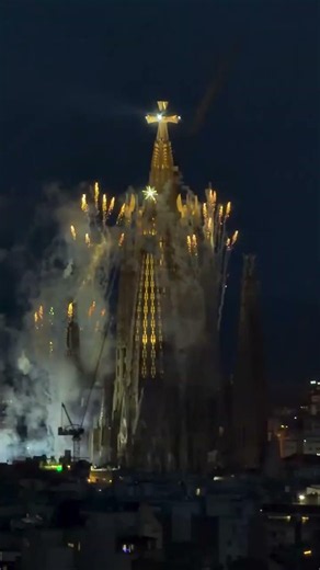 ⛪ ANTONI GAUDÍ y la SAGRADA FAMILIA ✨ La INAUGURACIÓN HISTÓRICA que ILUMINA el CIELO de BARCELONA 📸