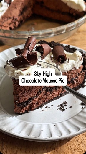 Sally McKenney on Instagram: "Comment SEND and we can dm you the full recipe on my website sallysbakingaddiction.com, the same one in my cookbook Sally’s Baking 101! 🍫🌃☁️ ⠀⠀⠀⠀⠀⠀⠀⠀⠀ https://sallysbakingaddiction.com/sky-high-chocolate-mousse-pie/"