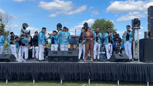 Gloria Guerra cantando con la Banda Cerro Azul De Chicago me gustas mucho tu 💋 | RADIO RANCHO GRANDE