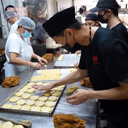 Here's how Singapore's traditional biscuits 'Tau Sar Piah' are made 😍 | Singapore Foodie