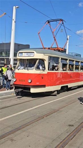 Tramvaje T2 na nově orevřeném Dvoreckém mostě 17. 4. 2026