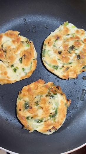 Dumpling Wrapper Scallion Pancake Hack (No Dough Needed!)🔥 #vegetarianrecipes