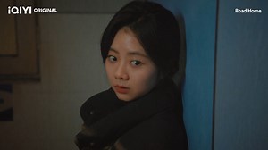 Memalukan, Gui Xiao terperangkap di dalam bilik lelaki.🤣🤣 #ROADHOME - ⏩ Download aplikasi #iQIYI & strim sekarang! Lakonan #JingBoran #SevenTan — 尴尬，归晓卡在男厕，出去不是，不出去又不是 🤣🤣 《#归路》- ⏩ 正在热播中 由 #井柏然 #谭松韵 主演，马上下载 iQIYI 马来西亚 App 追剧吧！ 👉🏻App: https://s.iq.com/ROADHOMEMY 👉🏻Watch: https://bit.ly/ROADHOMEMY #iQIYIOriginal #cdrama #ChineseDrama #Romance #TanSongyun #陆剧 #大陆剧 | iQIYI Malaysia