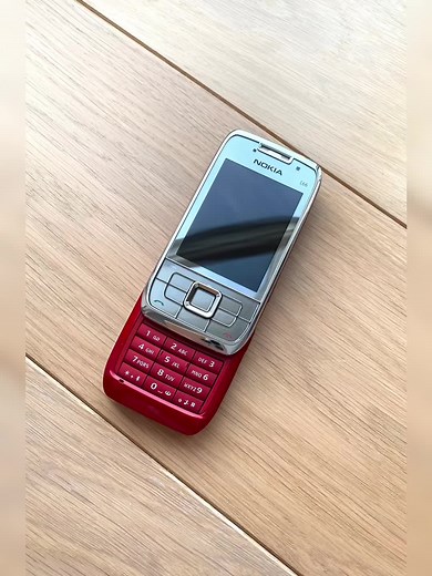 Продаж телефону Nokia E66 Red 2010 року