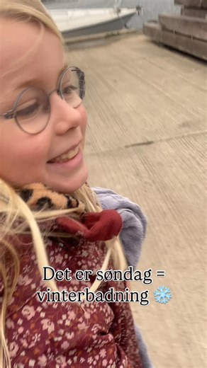 Det er 3.gang i dag og Noora elsker det! 3 dyp til mig og 4 til hende i dag ❄️ Kroppen har det så dejligt bagefter! #bornholm #haslemarina #denmark #vinterbadning #sauna #velvære | Jeannie Viskinde