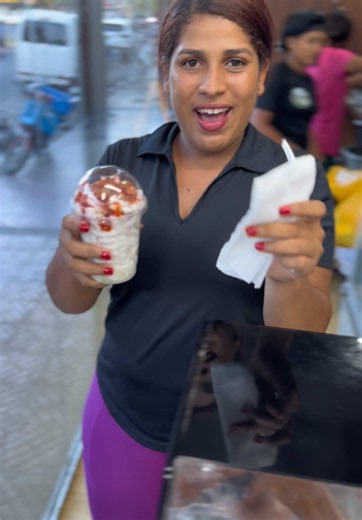 Preparando un coco enchilado para un seguidor