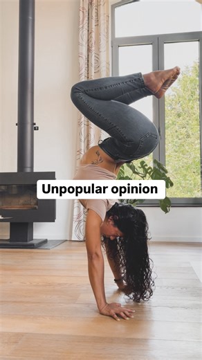 Issy🔹Yoga & movement teacher on Instagram: "We all have different bodies, and there are many ways to practice certain things. This is why I don’t usually teach headstand by placing the head down first, especially in bigger classes or with students I’m just getting to know. Unless I know for sure that the students have a solid base and stronger shoulders to support the posture. When I first started teaching, I used to hold students’ legs while they balanced on their heads. Most of the time, they