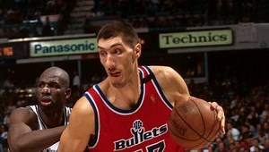 Tallest player in NBA history makes appearance at Governor's Challenge