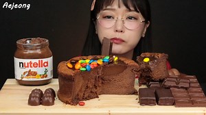 https://youtu.be/NKat2URlpMc Hi, it's Aejeong! Today, I have a chocolate fudge cake, assorted chocolates and Nutella! Looks yummy, isn't it?🎂 It's so pleasing to look😊 This chocolate fudge cake doesn't contain flour! No wonder why it's chocolate sheet is so moist and soft! M&M'S add a crunch texture, so I felt good while eating it🥰 Seems like it's showing me what a rich chocolate should be like But it's a bit too rich It tasted so rich that it felt like the chocolate was highly concentrated! 