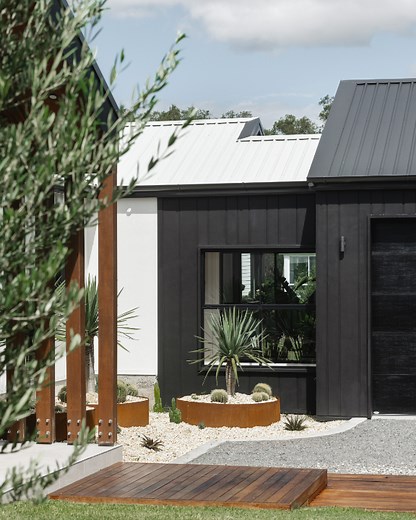 This variation on the #ModernFarmhouse design style is perfect for larger plots of land – it's Farmhouse Ranch 🏡 Farmhouse Ranch homes are typically single storey with split levels, and feature an open floor plan. Do you love this style? Let us know in the comments 💬 | James Hardie