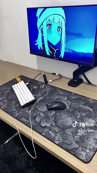 yu. (@yu.cfg) - Mousepad Setup Inspiration for Tech Enthusiasts