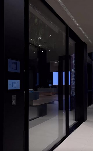 Introducing the new AS PD 75.HI Panorama sliding system. For quality without compromise. With three product lines, there is a wide range of functional and design benefits on offer, as well as maximum customisation. ➡ Access ➡ Design ➡ Performance Stay tuned for deeper insights into the product lines. - - - Wir stellen vor: das neue Panorama Schiebesystem AS PD 75.HI. Eine Akzentuierung der Qualität, die Gegensätze in Einklang bringt. Drei Linien, die vielfältige Funktions- und Designeigenschafte