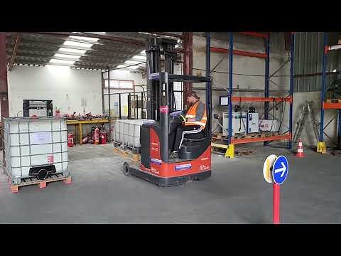 Operating a reach truck and taking up position 5 according to recommendation 489