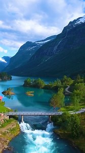 ✨ Day 6 of 25 Days of Healing Today’s healing moment comes from Lee’s spoken-word Energy Guide, I Allow Myself to Receive — paired with the Musical Medicine Mantra created by Lee and Davor Bozic. “I was struck when I was given the title for this mantra. Some of us have an objection to the idea of receiving. There are so many ways that we give on a daily basis—our energy, our focus, our time. Yet, receiving is often a shadow area for people, especially those who easily feel the joy of giving.” — 